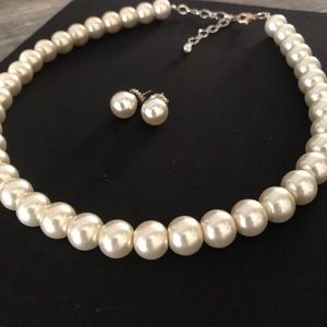 Large pearl choker and earrings